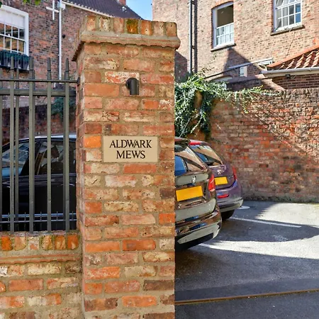 Apartment Aldwark Mews, Free Parking, Location
